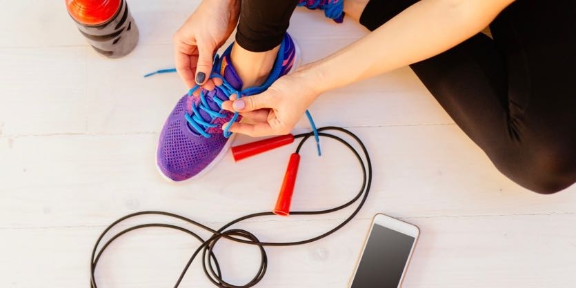 Un Tipo Fuerte De Pie En Un Gimnasio Con Teléfono Móvil Y