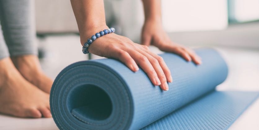 Penser, le corps et une femme pour la forme physique dans des vêtements de  gymnastique isolés sur un fond de studio pour l'exercice. Idée, sport et  une fille indienne debout dans l'entraînement