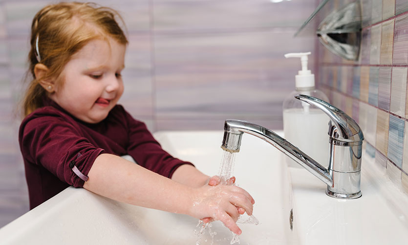 Main Fille Et Père Pour Laver Le Nettoyage Et L'hygiène Dans La