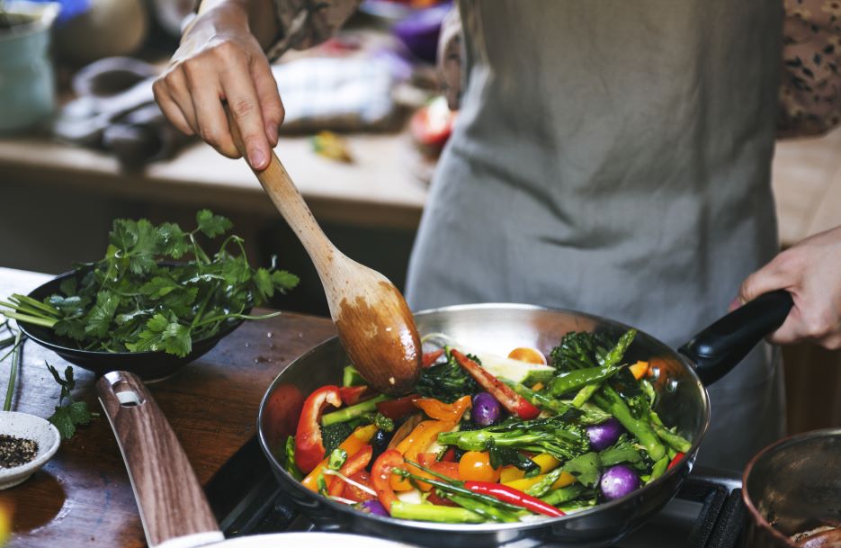 Alimentos crudos, alimentos cocinado o la combinación de ambos