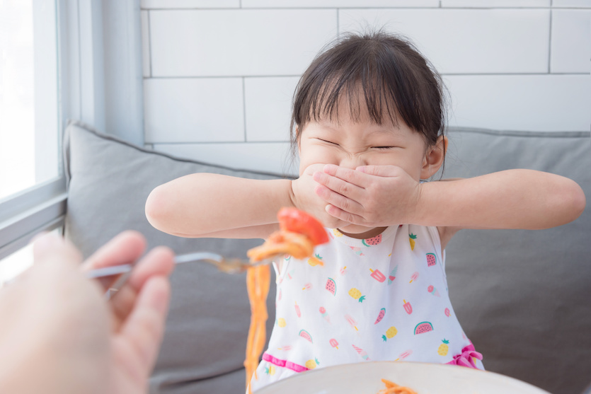 Bambin mangeant des produits non alimentaires